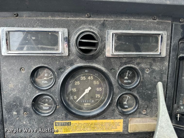 image for item EE3982 1995 Ford LT8000 dump truck