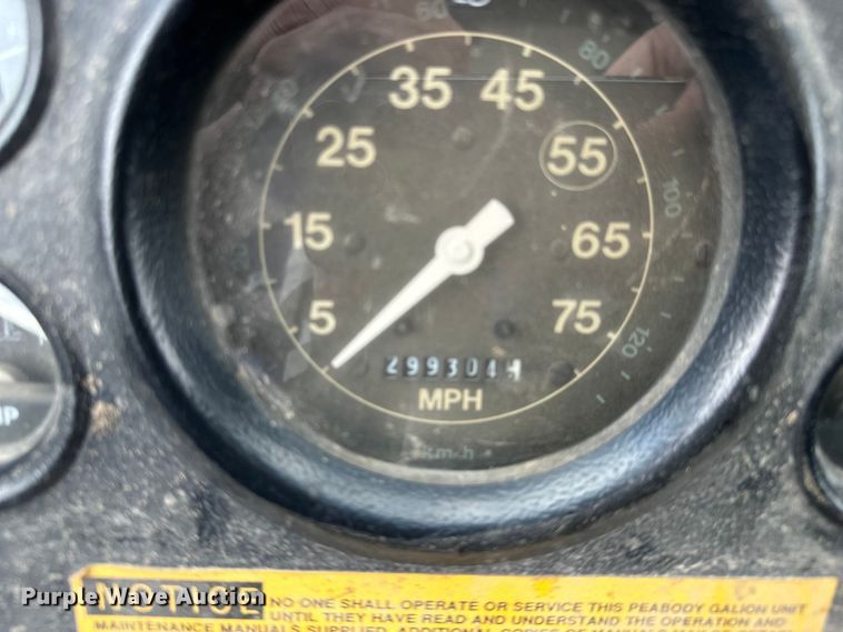 image for item EE3982 1995 Ford LT8000 dump truck