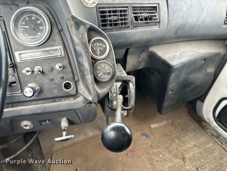 image for item EE3982 1995 Ford LT8000 dump truck