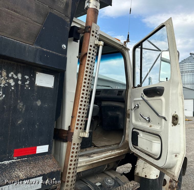 image for item EE3982 1995 Ford LT8000 dump truck
