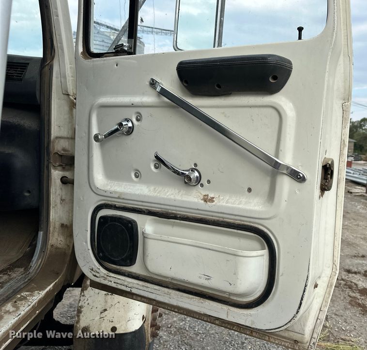 image for item EE3982 1995 Ford LT8000 dump truck