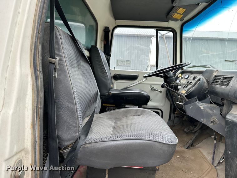 image for item EE3982 1995 Ford LT8000 dump truck