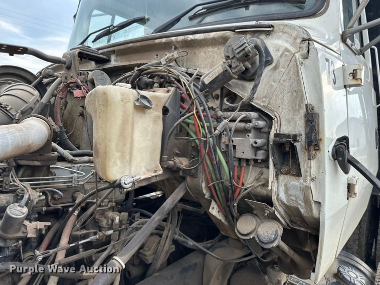 image for item EE3982 1995 Ford LT8000 dump truck