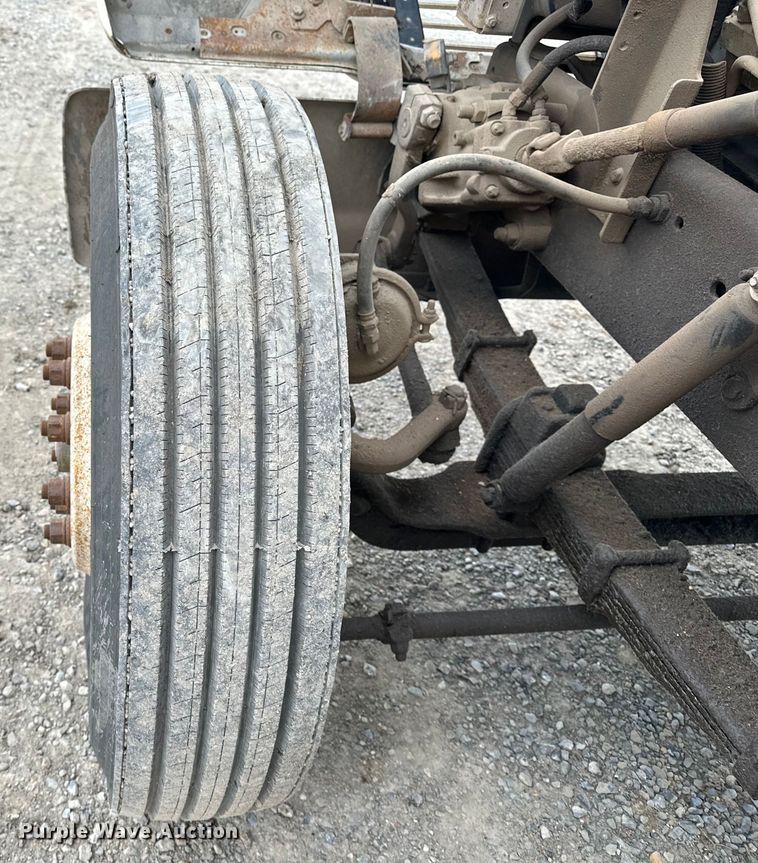 image for item EE3982 1995 Ford LT8000 dump truck