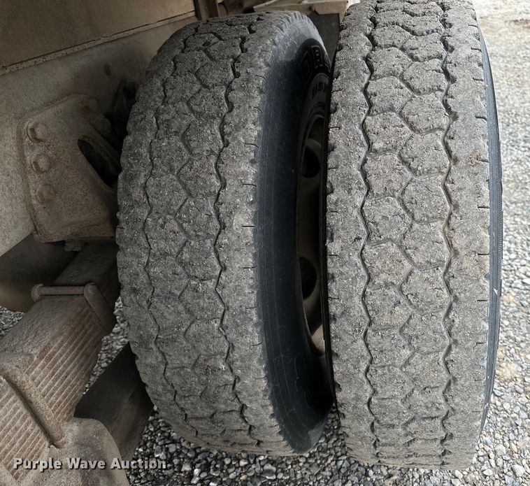 image for item EE3982 1995 Ford LT8000 dump truck