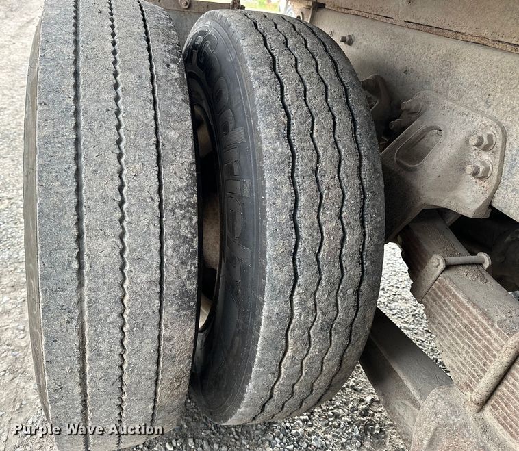 image for item EE3982 1995 Ford LT8000 dump truck