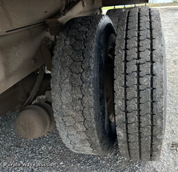 image for item EE3982 1995 Ford LT8000 dump truck