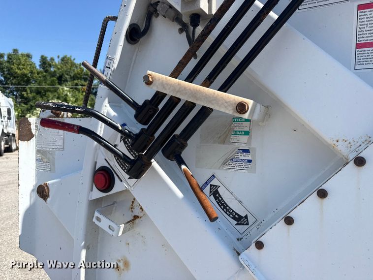 image for item EG8215 2013 Freightliner Business Class M2 refuse truck