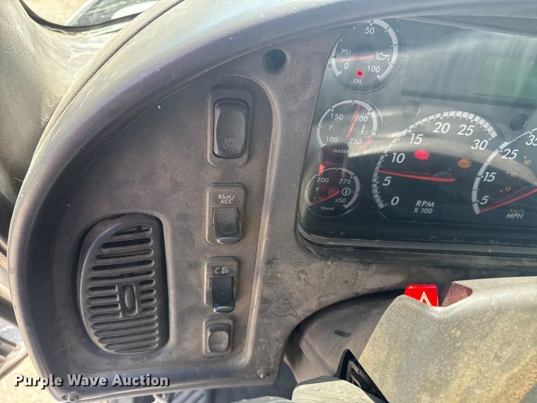 image for item EG8215 2013 Freightliner Business Class M2 refuse truck