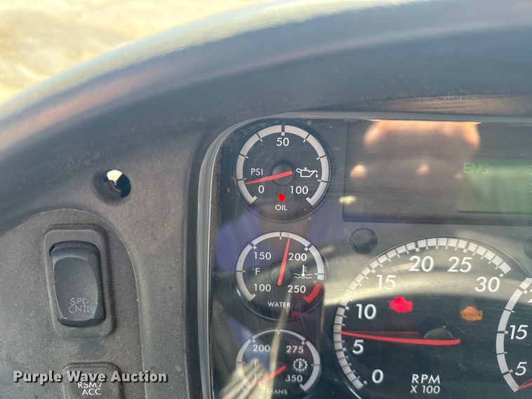 image for item EG8215 2013 Freightliner Business Class M2 refuse truck