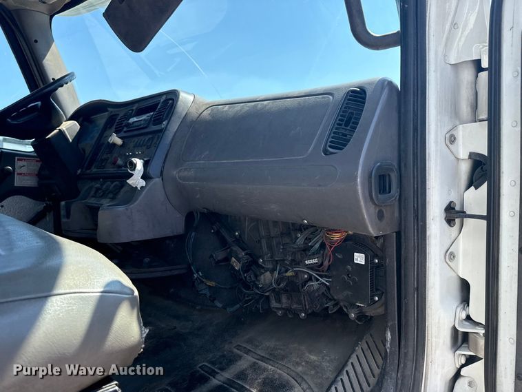 image for item EG8215 2013 Freightliner Business Class M2 refuse truck