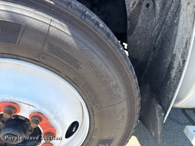 image for item EG8215 2013 Freightliner Business Class M2 refuse truck