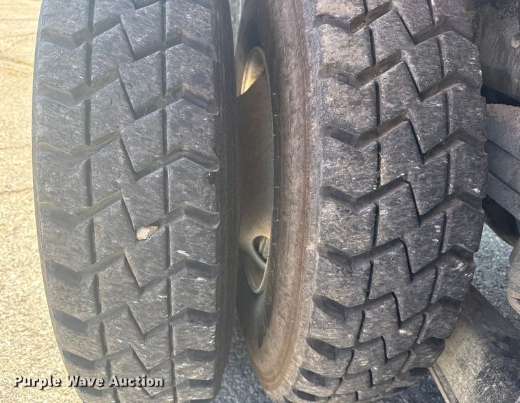 image for item EG8215 2013 Freightliner Business Class M2 refuse truck