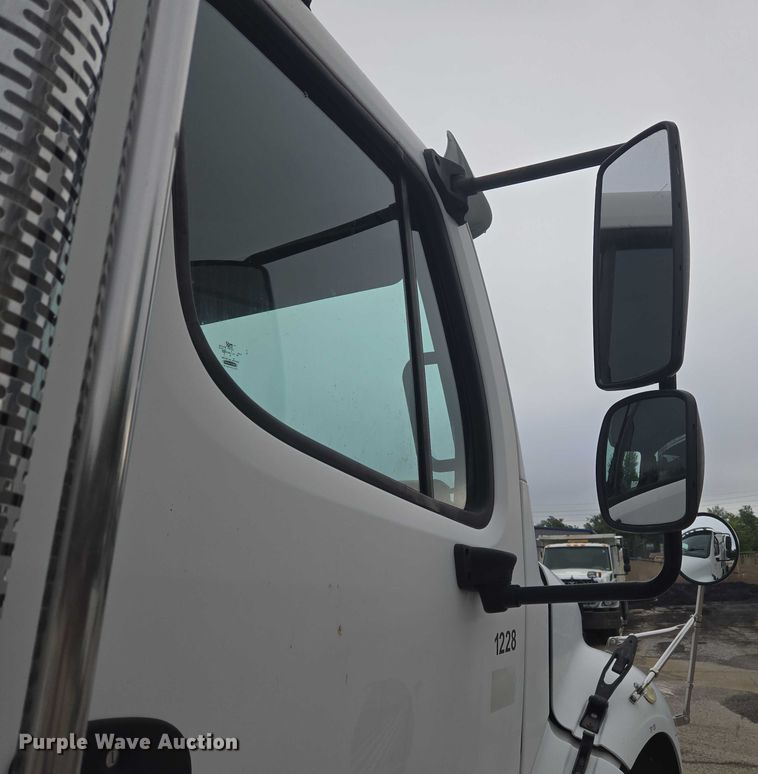 image for item EG8220 2012 Freightliner Business Class M2 refuse truck