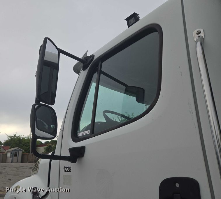 image for item EG8220 2012 Freightliner Business Class M2 refuse truck