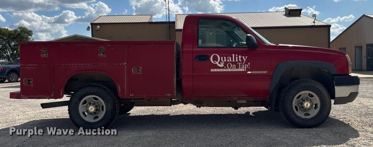 image for item EH7531 2004 Chevrolet Silverado 2500HD utility bed pickup truck