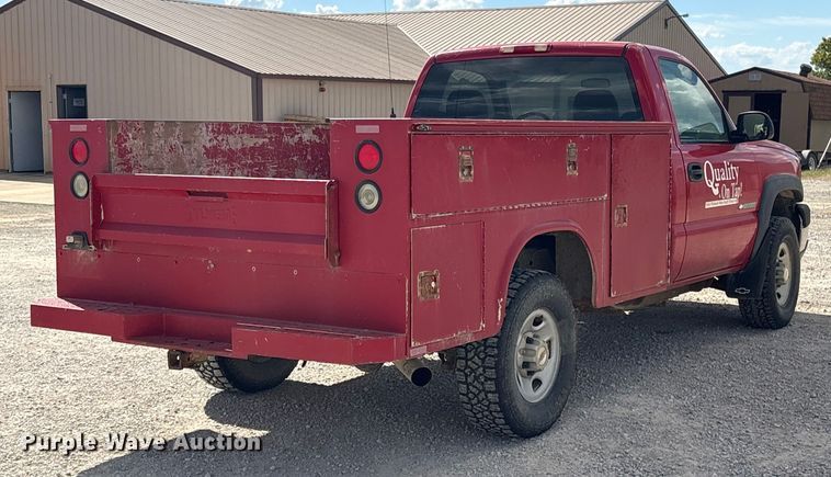 image for item EH7531 2004 Chevrolet Silverado 2500HD utility bed pickup truck