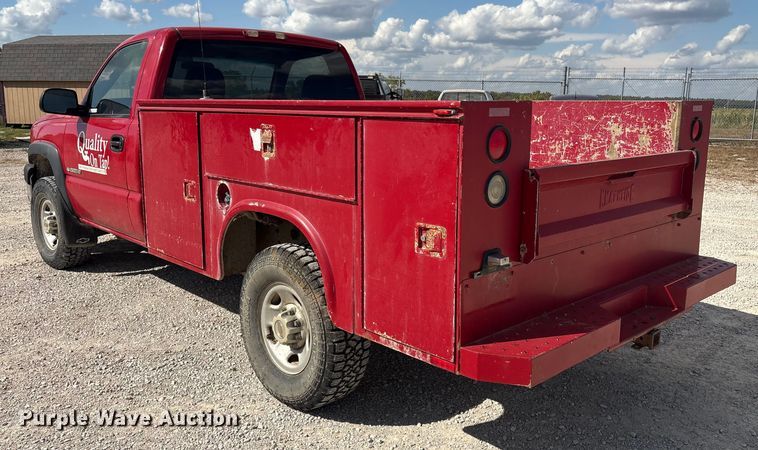 image for item EH7531 2004 Chevrolet Silverado 2500HD utility bed pickup truck