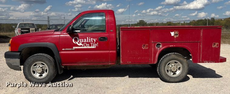 image for item EH7531 2004 Chevrolet Silverado 2500HD utility bed pickup truck