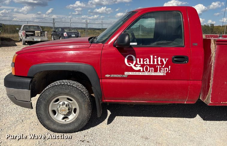 image for item EH7531 2004 Chevrolet Silverado 2500HD utility bed pickup truck