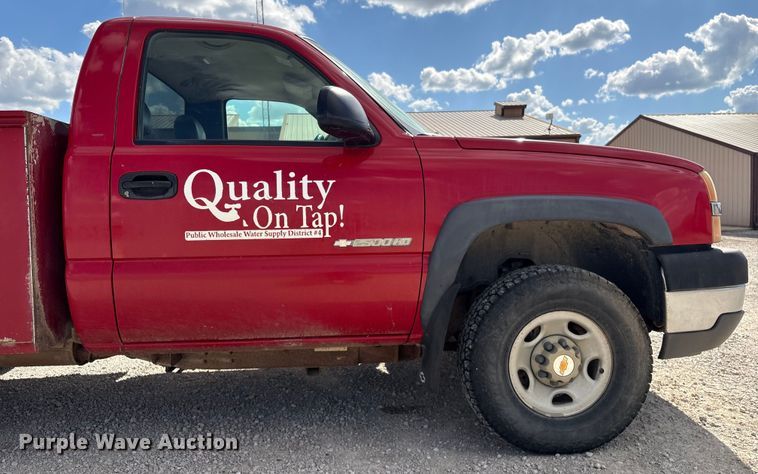 image for item EH7531 2004 Chevrolet Silverado 2500HD utility bed pickup truck