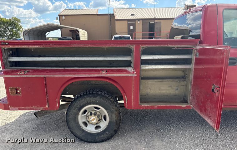 image for item EH7531 2004 Chevrolet Silverado 2500HD utility bed pickup truck