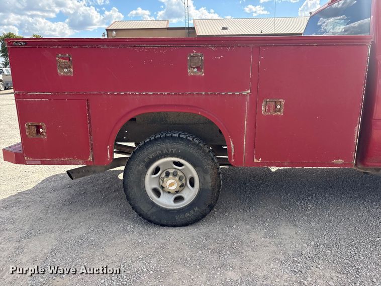 image for item EH7531 2004 Chevrolet Silverado 2500HD utility bed pickup truck