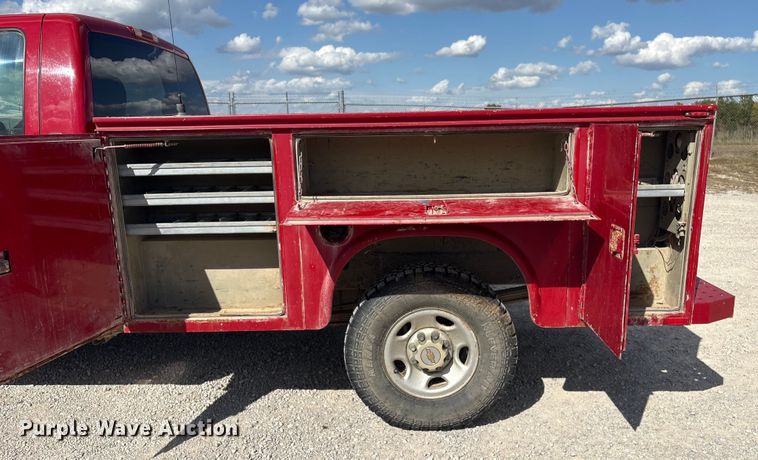 image for item EH7531 2004 Chevrolet Silverado 2500HD utility bed pickup truck