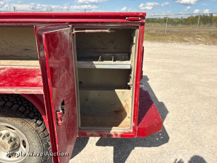 image for item EH7531 2004 Chevrolet Silverado 2500HD utility bed pickup truck