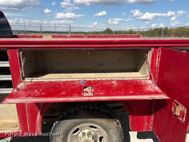 image for item EH7531 2004 Chevrolet Silverado 2500HD utility bed pickup truck