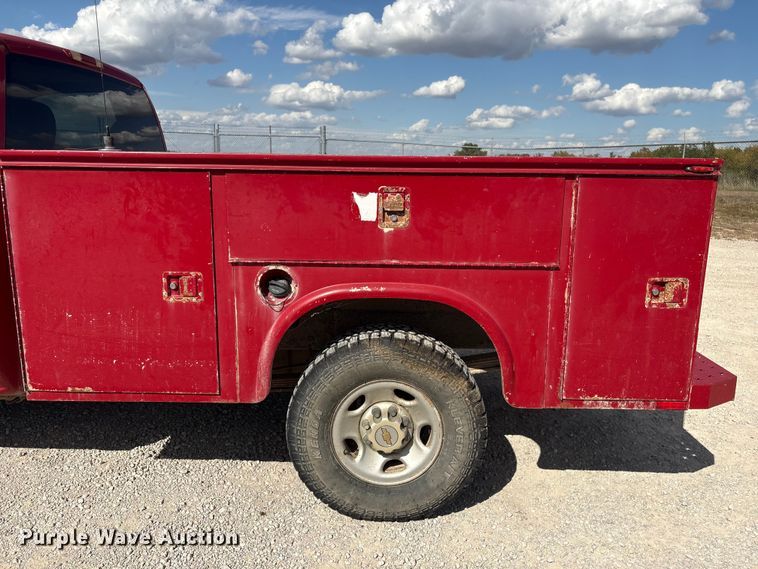 image for item EH7531 2004 Chevrolet Silverado 2500HD utility bed pickup truck