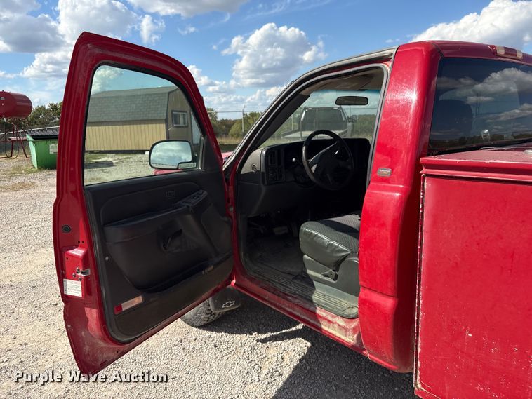 image for item EH7531 2004 Chevrolet Silverado 2500HD utility bed pickup truck