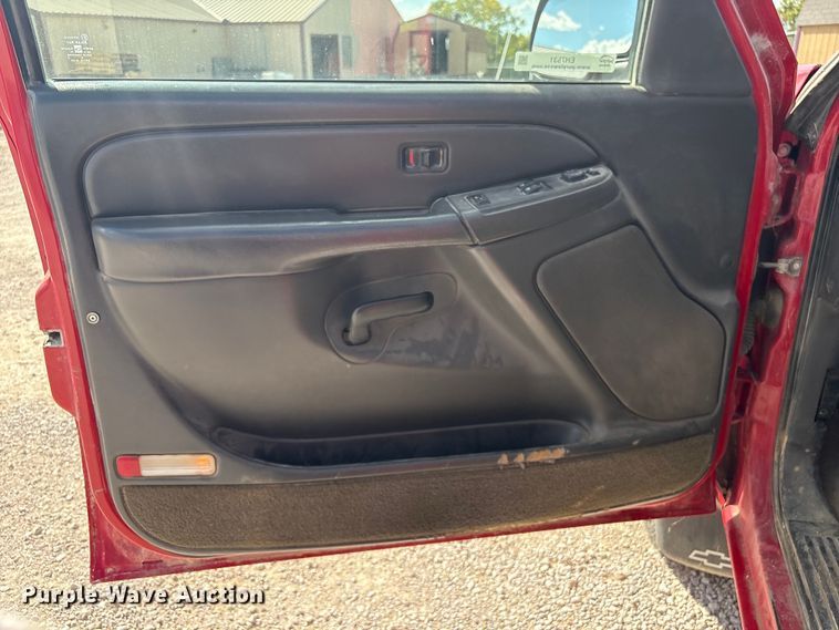 image for item EH7531 2004 Chevrolet Silverado 2500HD utility bed pickup truck