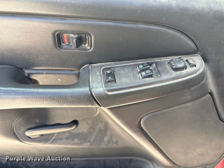 image for item EH7531 2004 Chevrolet Silverado 2500HD utility bed pickup truck