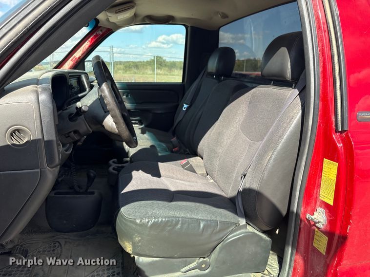 image for item EH7531 2004 Chevrolet Silverado 2500HD utility bed pickup truck