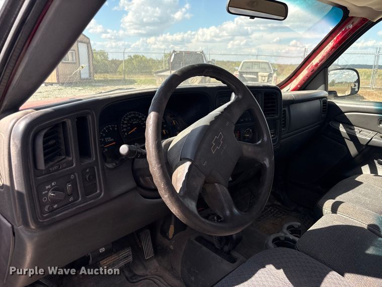 image for item EH7531 2004 Chevrolet Silverado 2500HD utility bed pickup truck