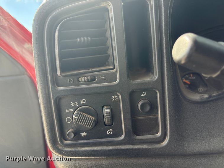 image for item EH7531 2004 Chevrolet Silverado 2500HD utility bed pickup truck