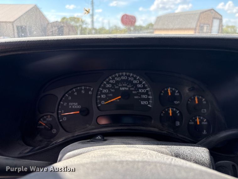 image for item EH7531 2004 Chevrolet Silverado 2500HD utility bed pickup truck