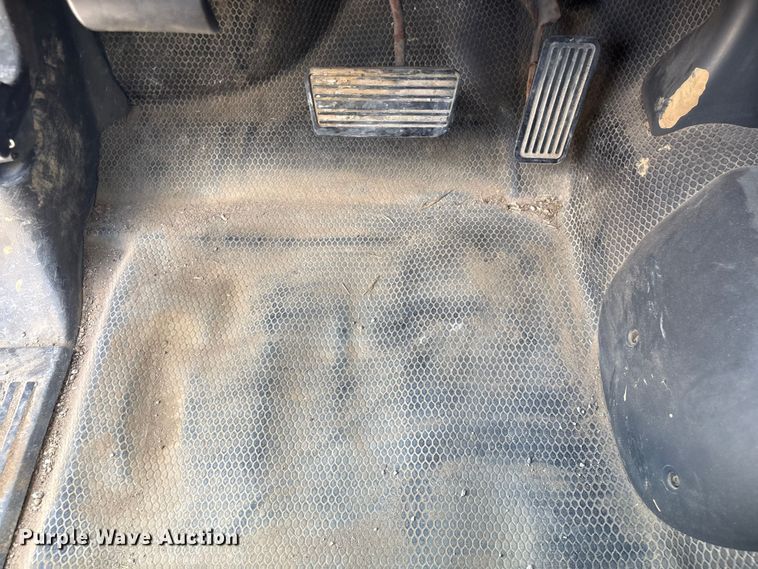 image for item EH7531 2004 Chevrolet Silverado 2500HD utility bed pickup truck