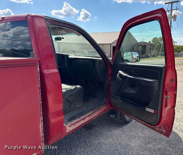 image for item EH7531 2004 Chevrolet Silverado 2500HD utility bed pickup truck