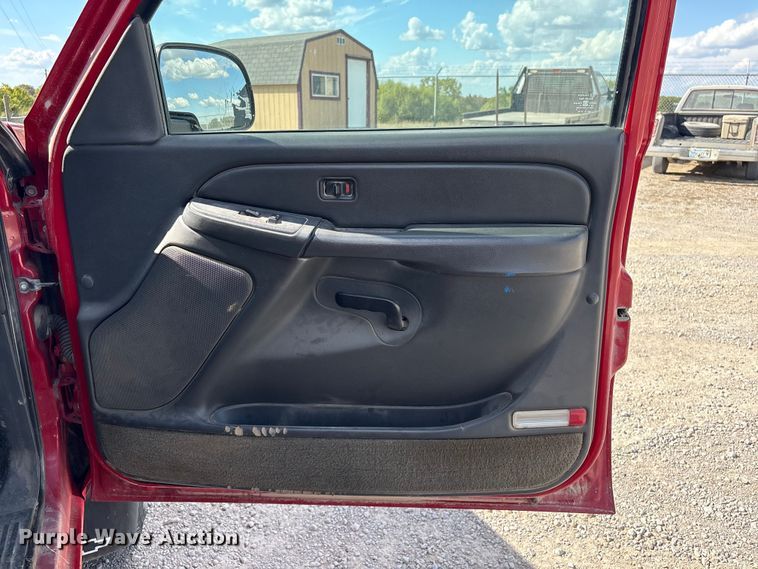 image for item EH7531 2004 Chevrolet Silverado 2500HD utility bed pickup truck