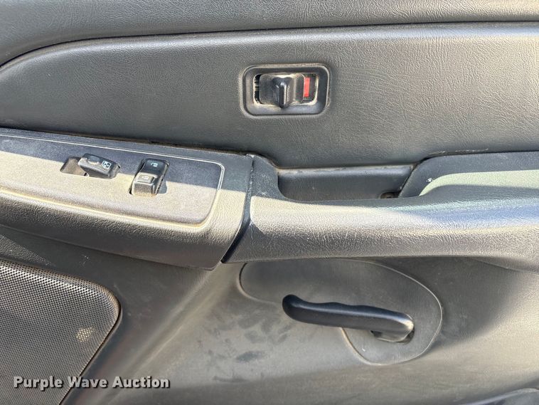 image for item EH7531 2004 Chevrolet Silverado 2500HD utility bed pickup truck