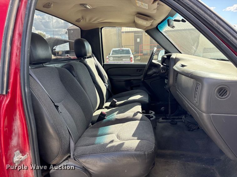 image for item EH7531 2004 Chevrolet Silverado 2500HD utility bed pickup truck