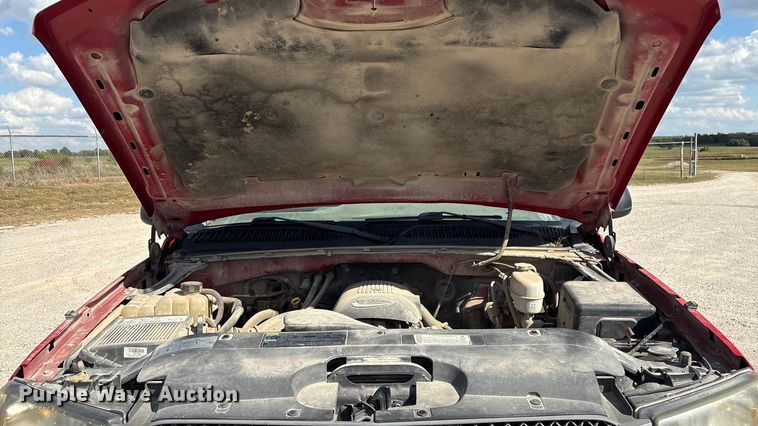 image for item EH7531 2004 Chevrolet Silverado 2500HD utility bed pickup truck