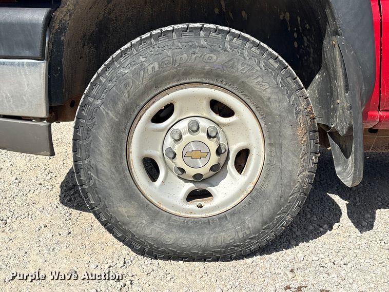 image for item EH7531 2004 Chevrolet Silverado 2500HD utility bed pickup truck