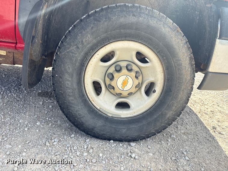 image for item EH7531 2004 Chevrolet Silverado 2500HD utility bed pickup truck