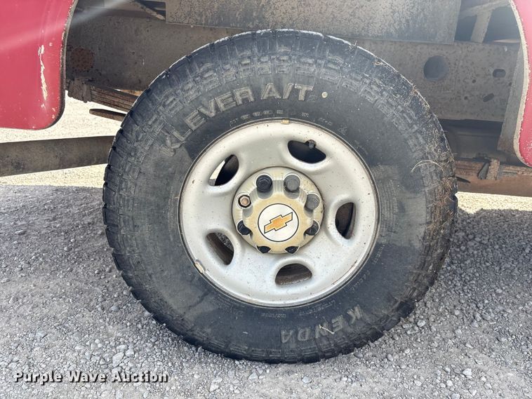 image for item EH7531 2004 Chevrolet Silverado 2500HD utility bed pickup truck