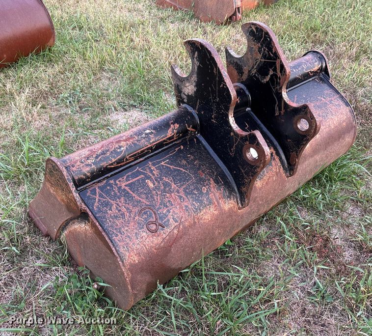 image for item EJ7665 (2) excavator buckets