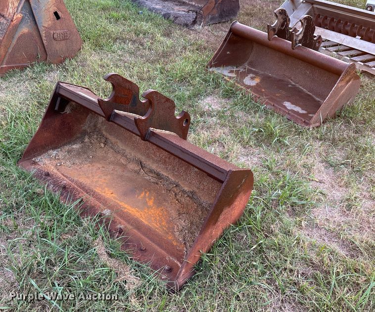 image for item EJ7665 (2) excavator buckets