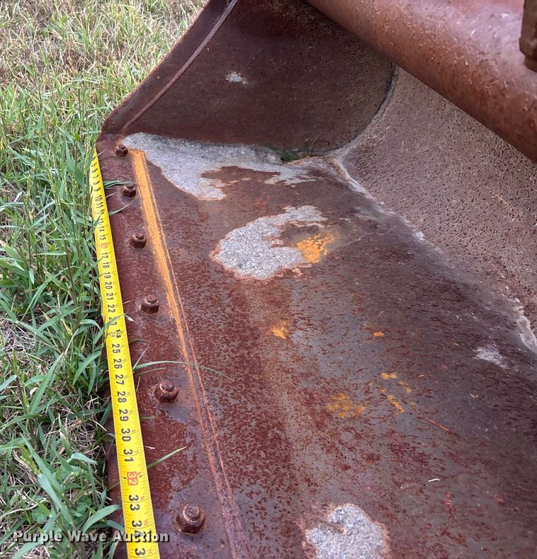 image for item EJ7665 (2) excavator buckets